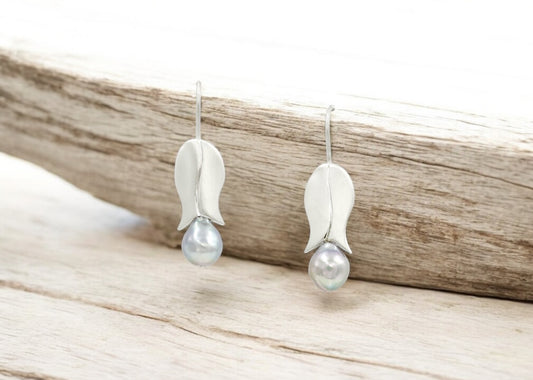 Tulip with baroque pearl drop
