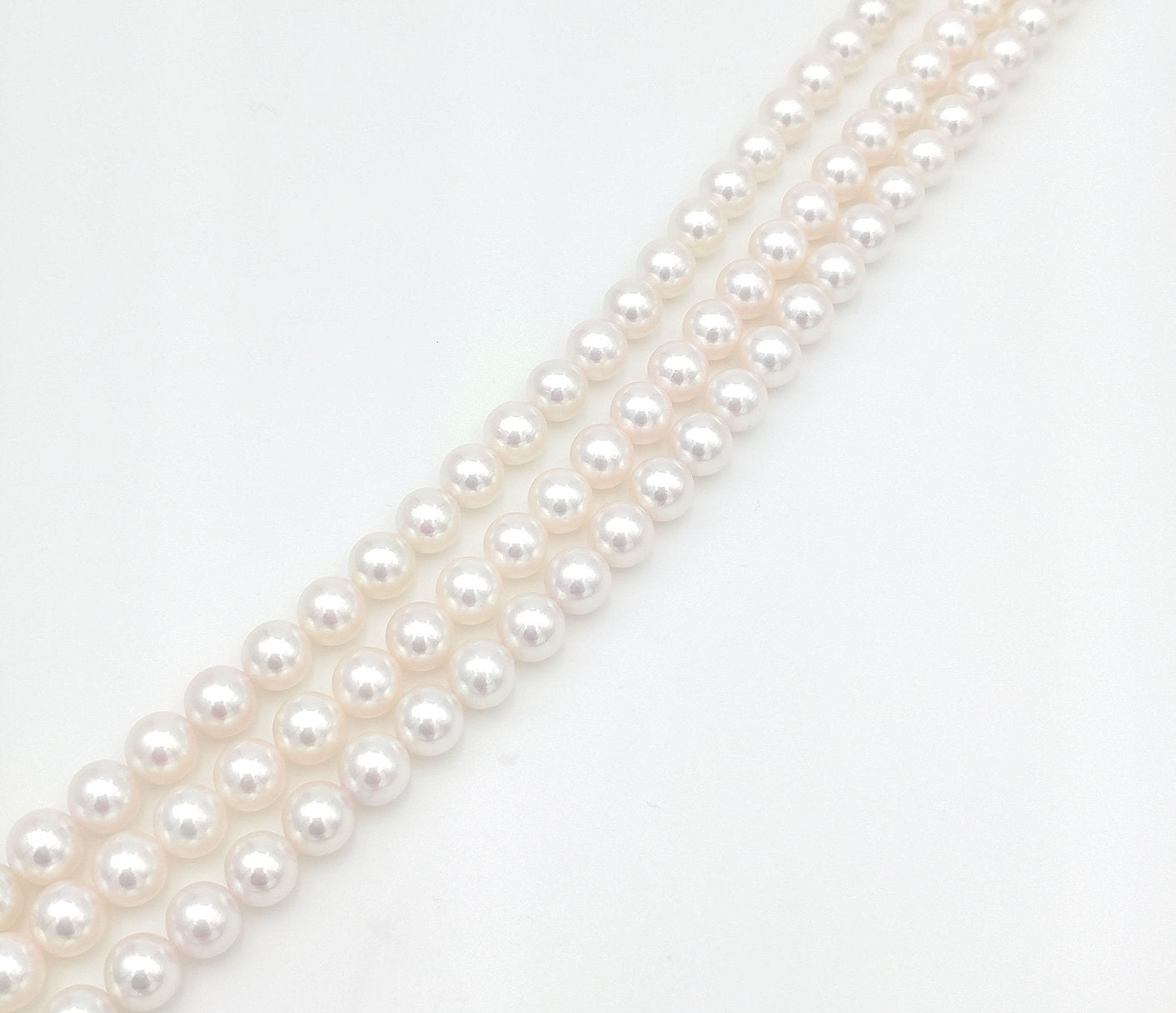 Item: Rang de 16 pouces | 16 inches strand Variété/Type: Perles de culture du Japon | Japanese cultured pearls Taille/Size: 8 mm - 8,5 mm Nombre de perles/ Number of pearls: 49-50 perles | 49-50 pearls Forme/Shape: Rond | Round Couleur de base/Basic color: Blanc | White Complémentaires/Complementary: Rose et argenté | Pink and silver Surface: Très bonne | Really good Lustre/Luster: Excellent Épaisseur de nacre/Mother of pearl thickness: Très épais | Very thick Agencement/Layout: Excellent