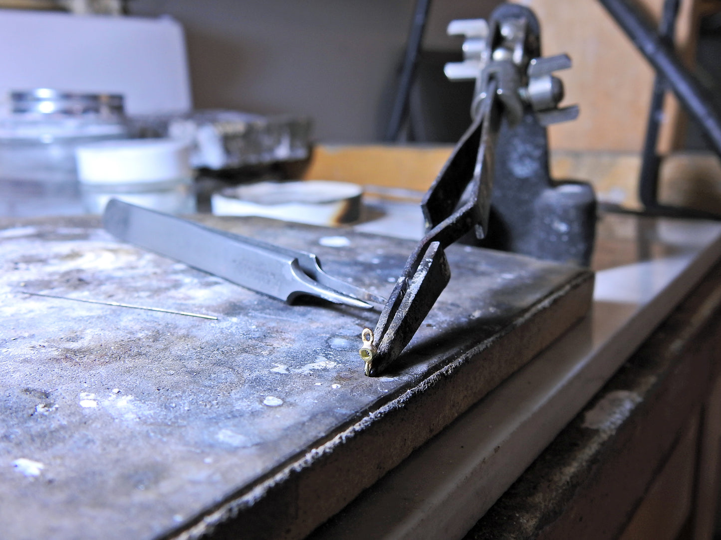 Oval pebble tag bracelet with Canadamark diamond links