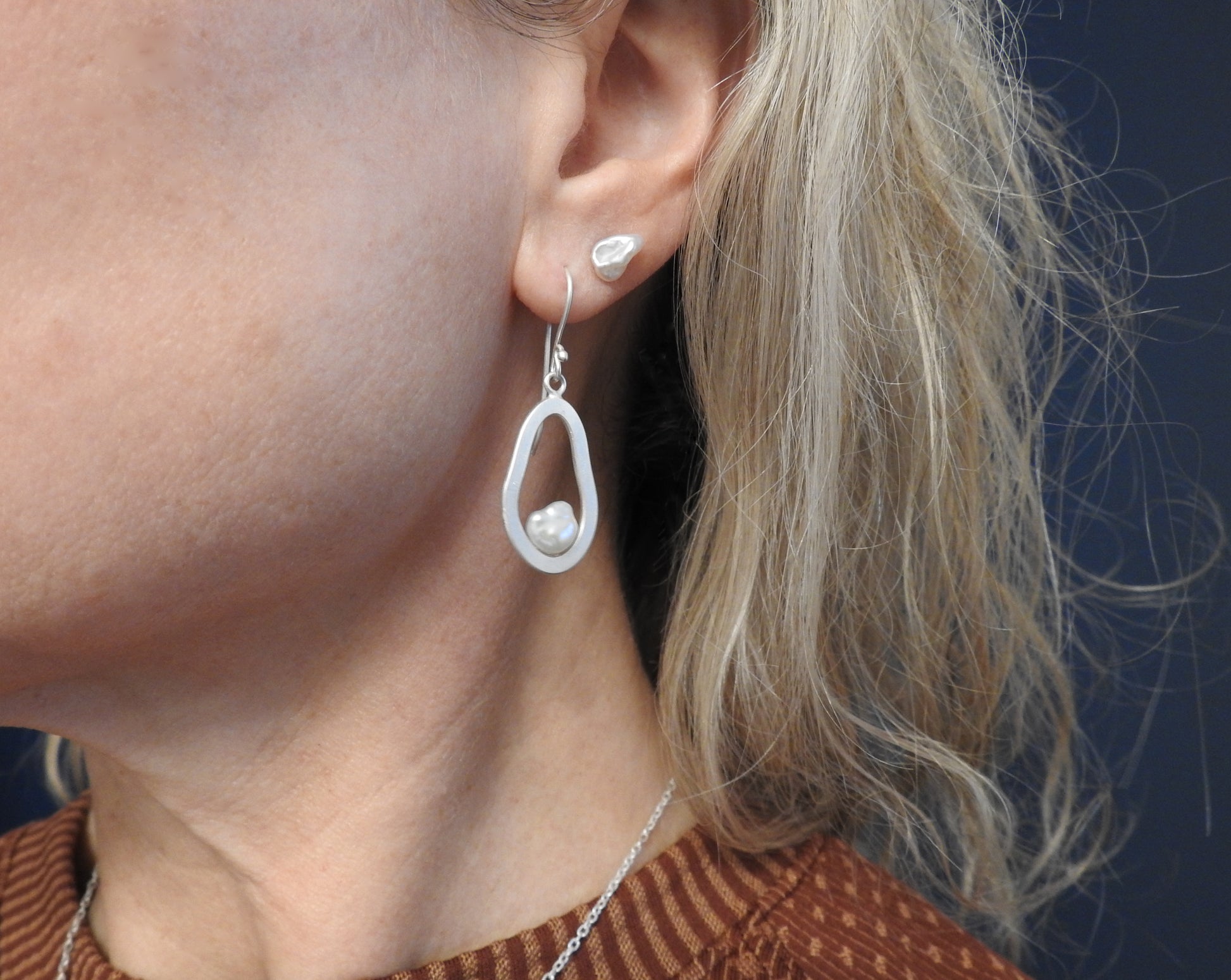 Soft pebble outline earrings in sterling silver with Tahitian keish pearls, by ZEALmetal, Nicole Horlor, in Kingston, ON, Canada