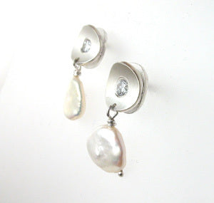 curve sparkle stud with keshi