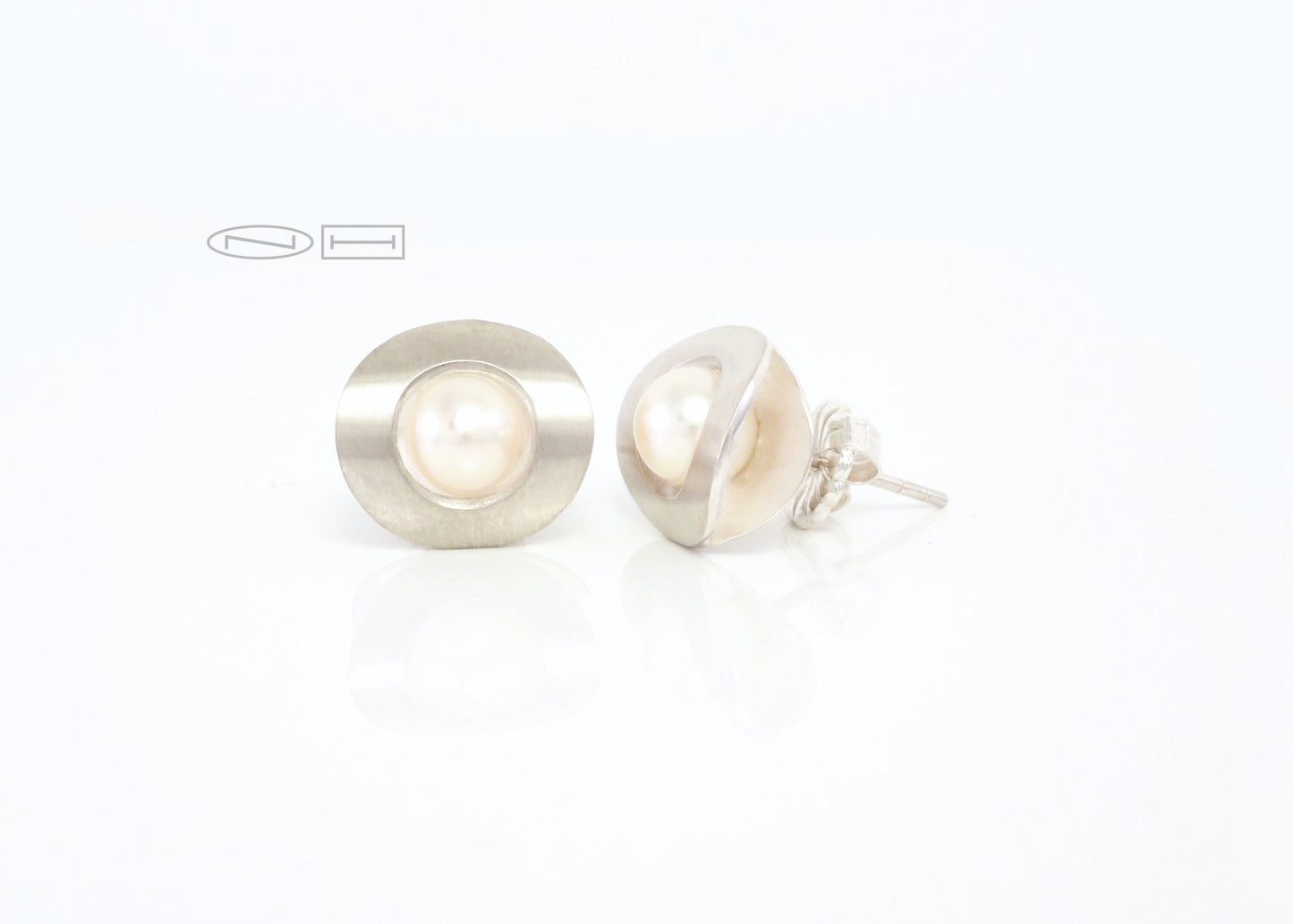 Pearl curve studs