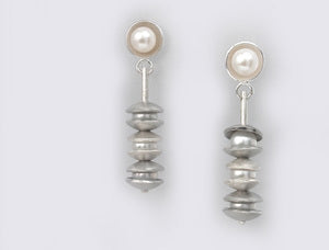 Cupped dangle pearl curve