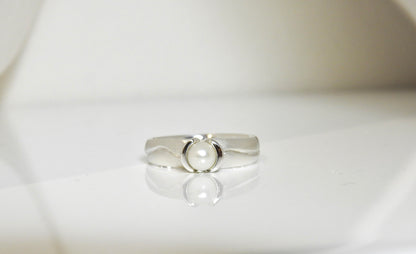 Flared bezel carved with pearl