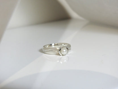 Flared bezel carved with pearl