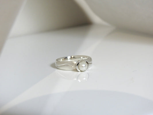 Flared bezel carved with pearl