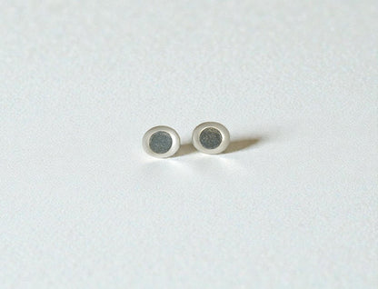 Large elliptical pebble inlay studs