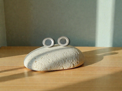 Large elliptical pebble inlay studs