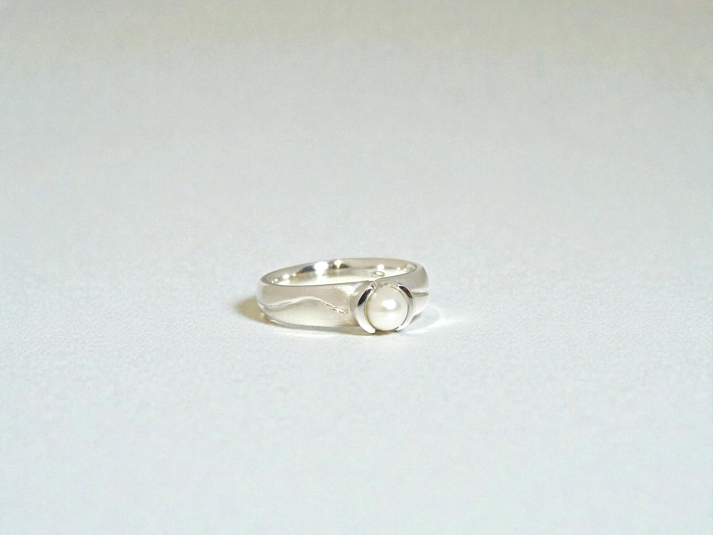 Flared bezel carved with pearl