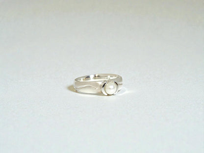 Flared bezel carved with pearl