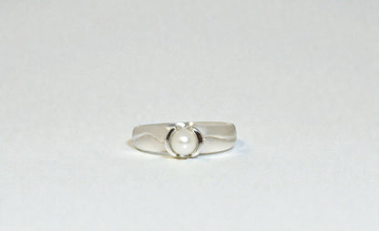 Flared bezel carved with pearl