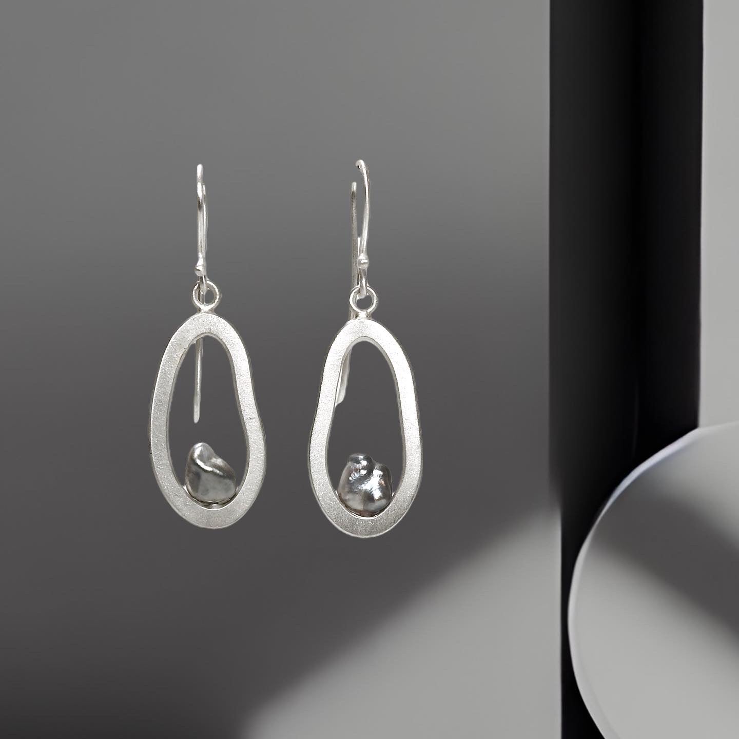 Soft pebble outline earrings in sterling silver with Tahitian keish pearls, by ZEALmetal, Nicole Horlor, in Kingston, ON, Canada