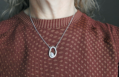 Pebble outline necklace
