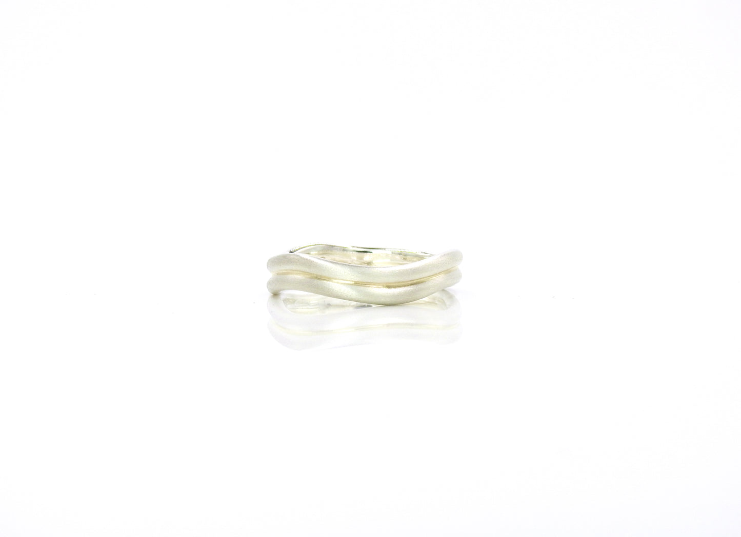R i p p l e ring with gold shimmer
