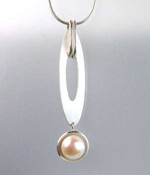 Oval pearl dangle