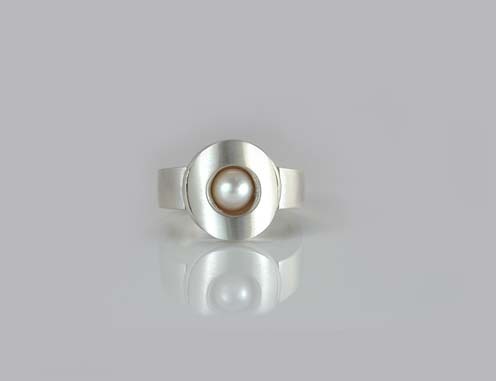pearl curve ring